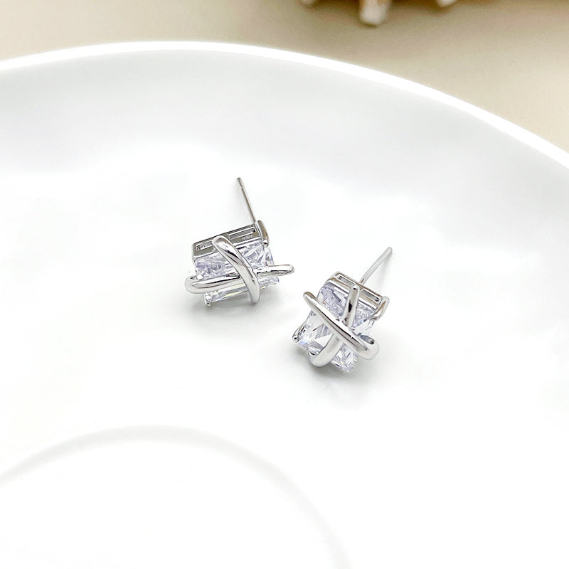 ZHONGTAI Sweet and little fresh earrings 13.3mmx10.3mm Diamond earrings, new trendy earrings, niche design, high-end feel earrings